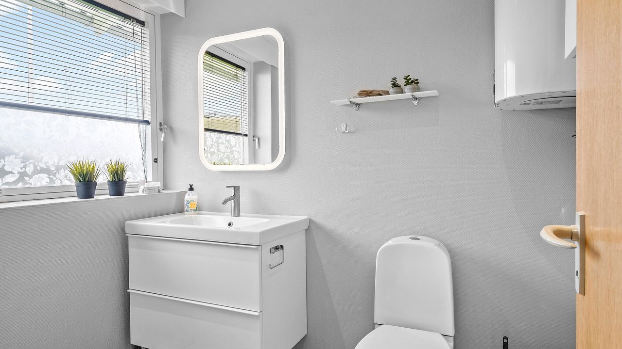 bathroom bathroom